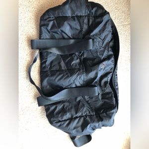 Gaiam black gym bag with yoga mat straps